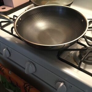 He clad wok, no lid.